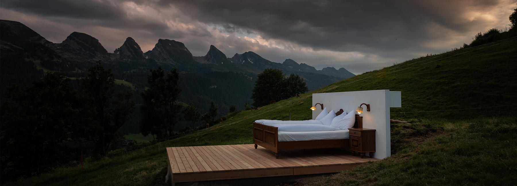 هتلی بدون سقف با پس زمینه ای از آسمان و دره ای در سوئیس